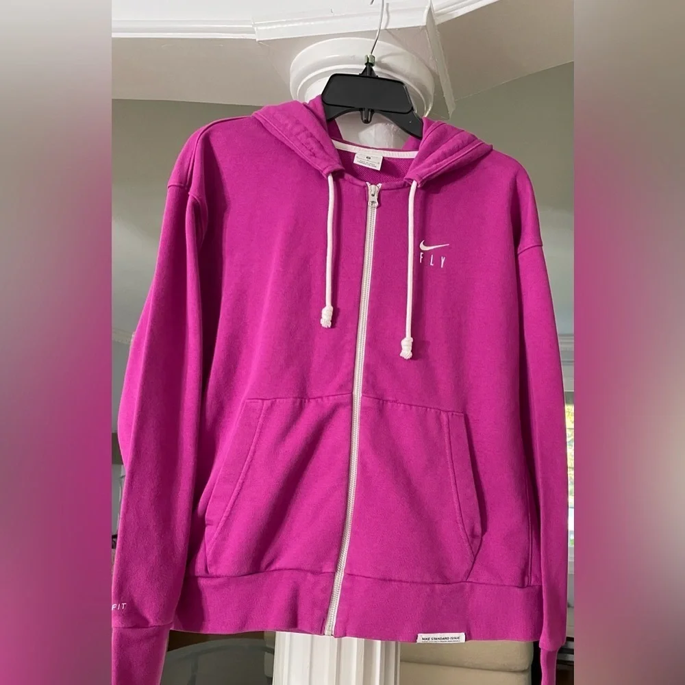 Nike women’s swoosh Fly standard issue full- zip Hoodie sweater size medium